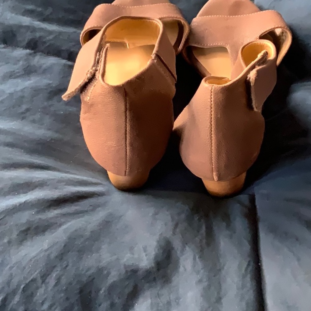 Vaneli Brown leather sandals
